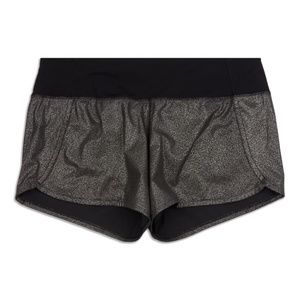 NWT Sz 4 Lululemon Run Times Short II 4" Luminosity Foil Print Silver/Black